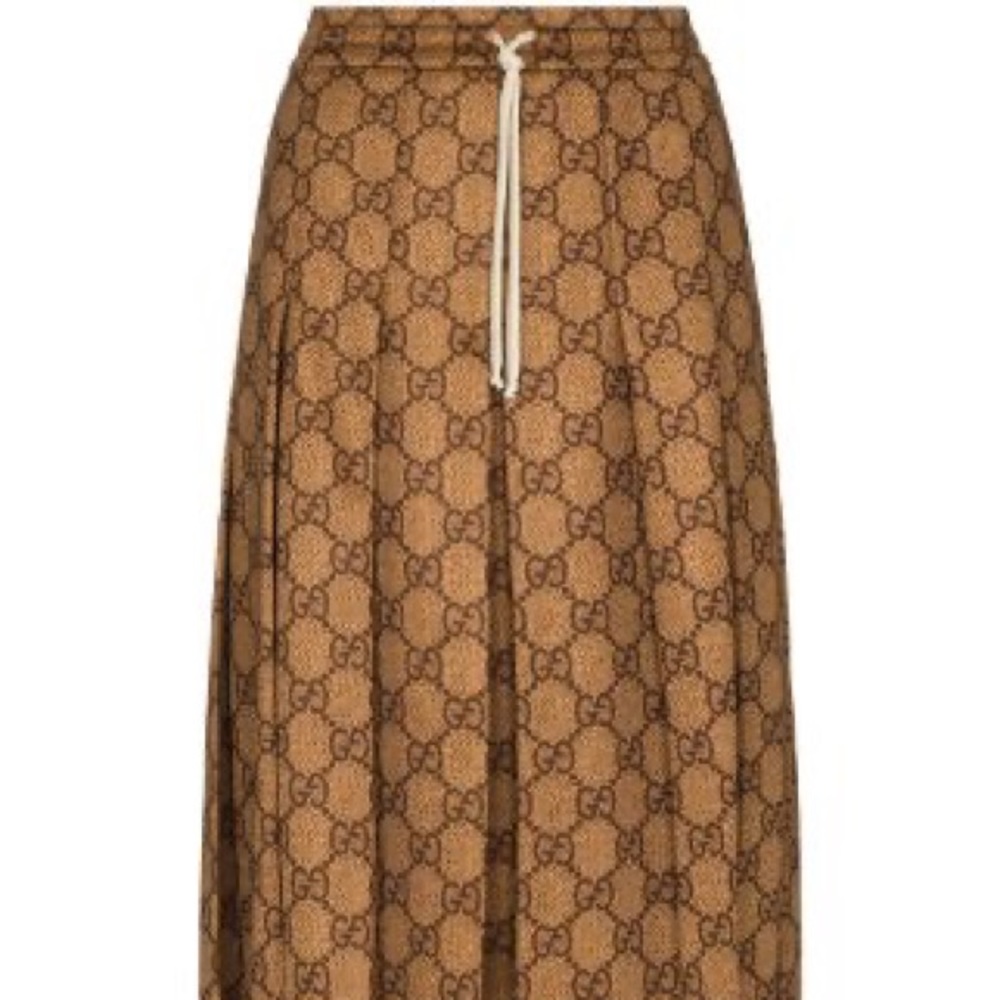 I’M LOOKING FOR THIS GUCCI SKIRT!! 👀 Looking for Medium or Large.